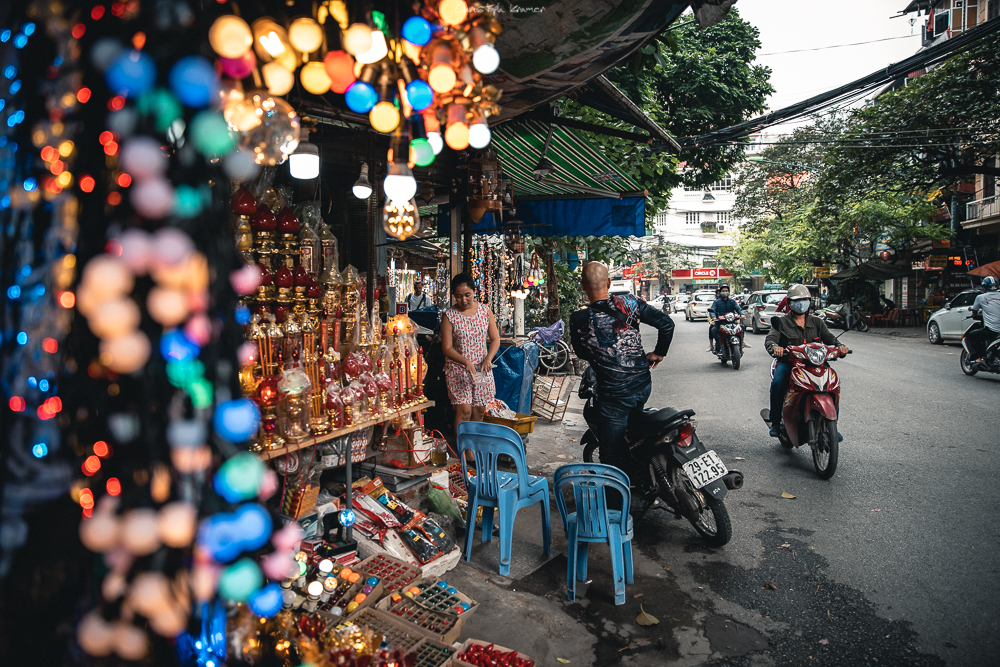 Lampenverkäuferin in Hanoi